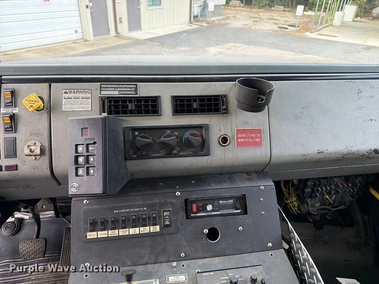 image for item ET8679 2000 Freightliner FL112 pumper fire truck