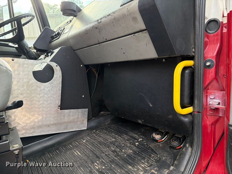 image for item ET8679 2000 Freightliner FL112 pumper fire truck