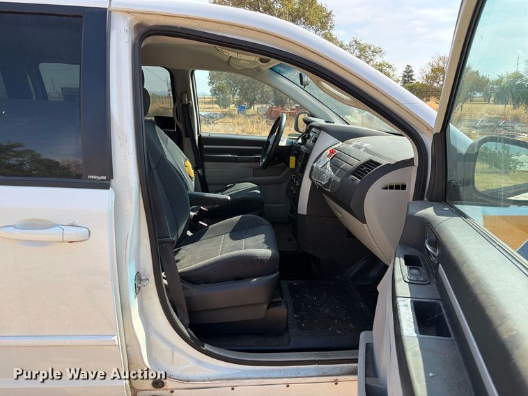 image for item EW8937 2010 Dodge Grand Caravan van