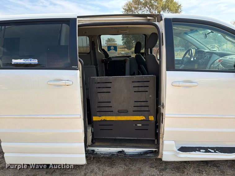 image for item EW8937 2010 Dodge Grand Caravan van
