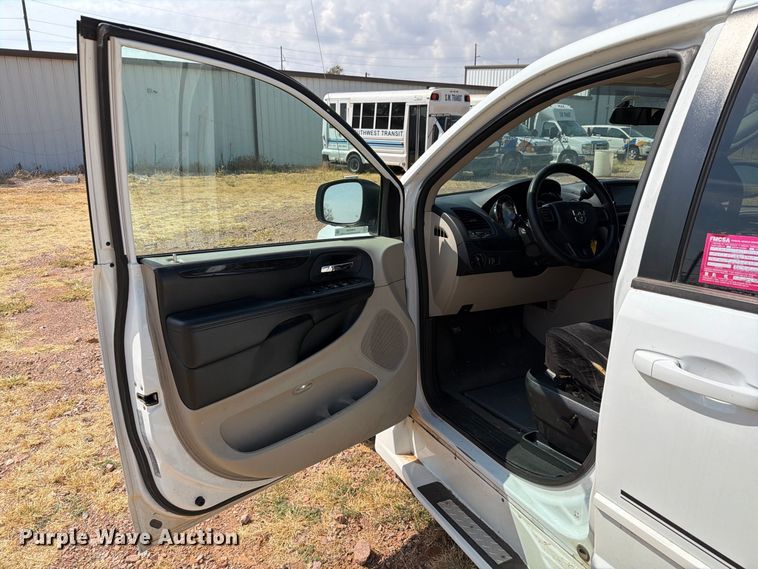 image for item EW8938 2017 Dodge Grand Caravan van