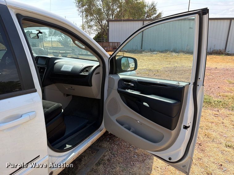 image for item EW8938 2017 Dodge Grand Caravan van