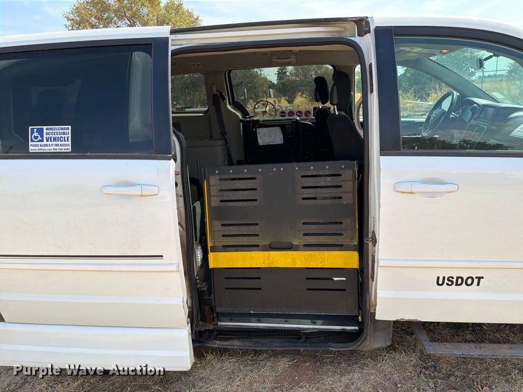 image for item EW8938 2017 Dodge Grand Caravan van