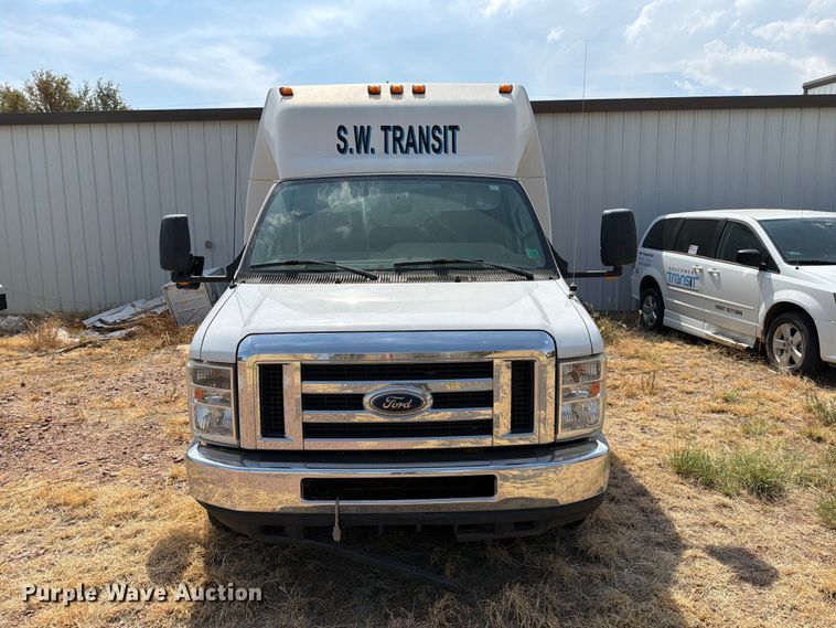 image for item EW8939 2009 Ford E450 shuttle bus
