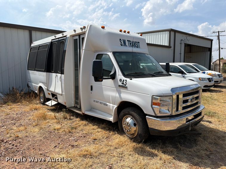 image for item EW8939 2009 Ford E450 shuttle bus