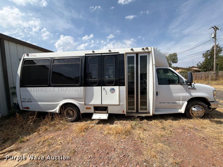 image for item EW8939 2009 Ford E450 shuttle bus
