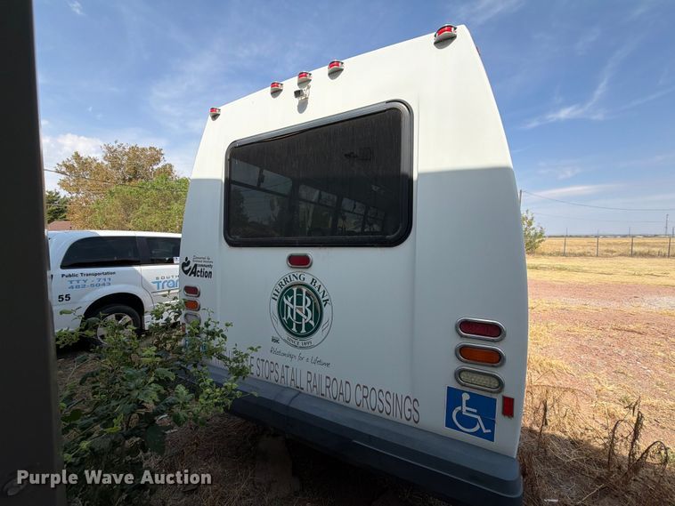 image for item EW8939 2009 Ford E450 shuttle bus