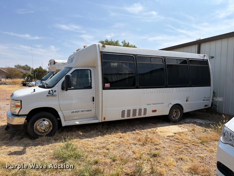 image for item EW8939 2009 Ford E450 shuttle bus