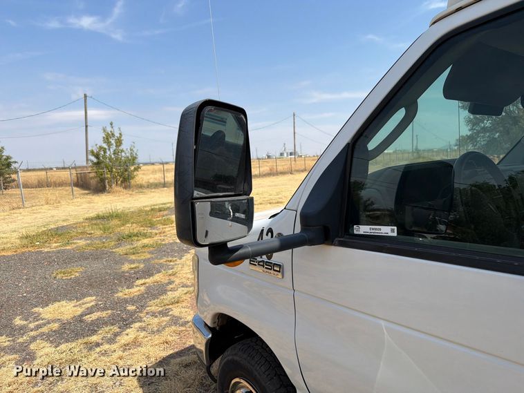 image for item EW8939 2009 Ford E450 shuttle bus