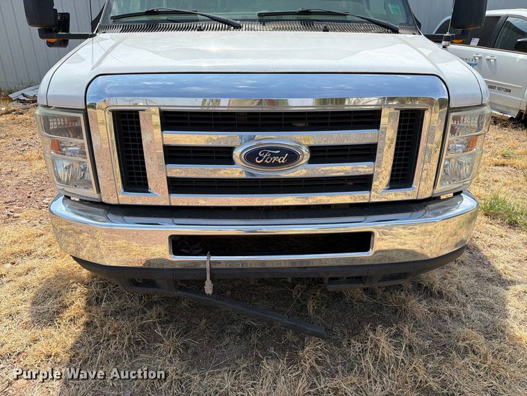 image for item EW8939 2009 Ford E450 shuttle bus