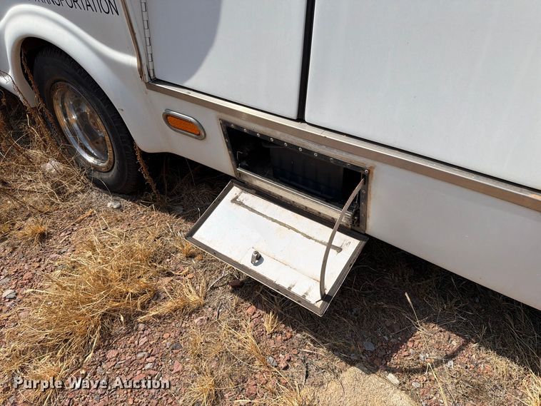 image for item EW8939 2009 Ford E450 shuttle bus