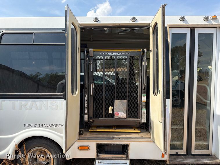 image for item EW8939 2009 Ford E450 shuttle bus