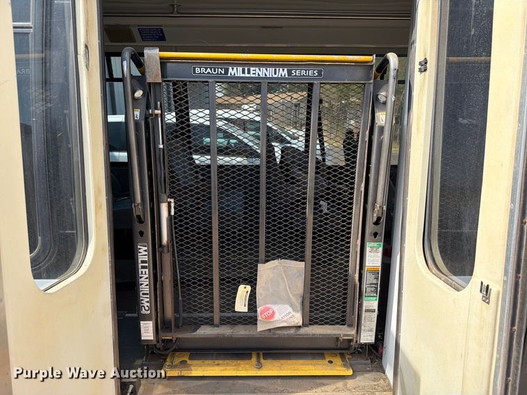 image for item EW8939 2009 Ford E450 shuttle bus