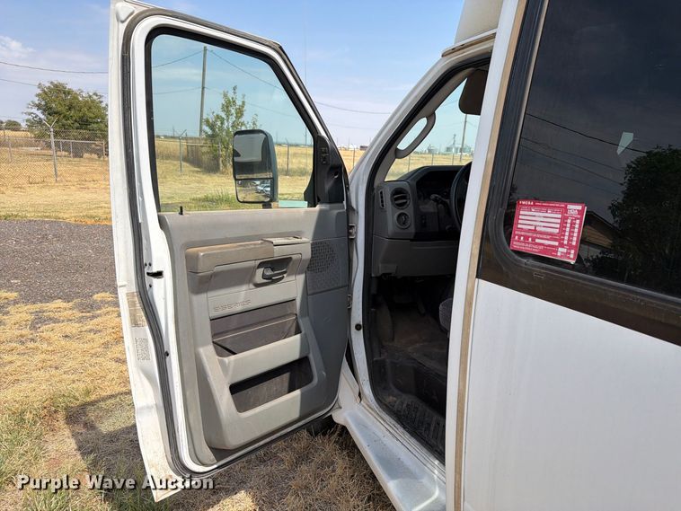 image for item EW8939 2009 Ford E450 shuttle bus