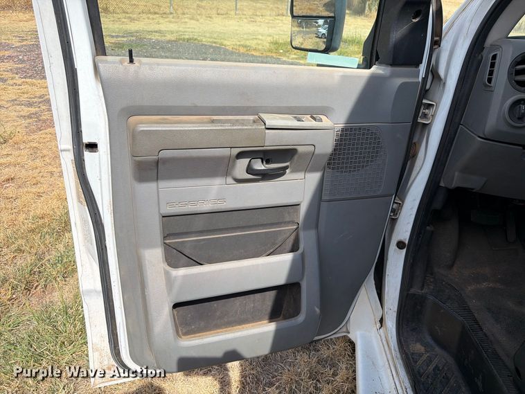 image for item EW8939 2009 Ford E450 shuttle bus