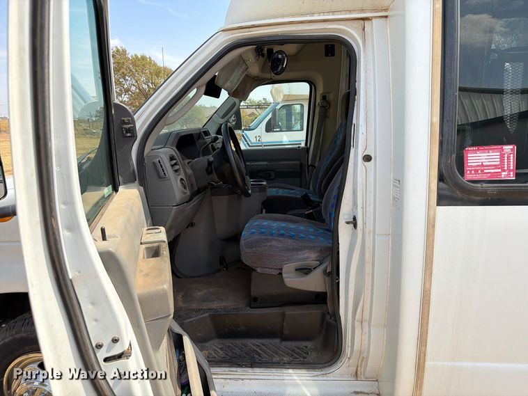 image for item EW8939 2009 Ford E450 shuttle bus