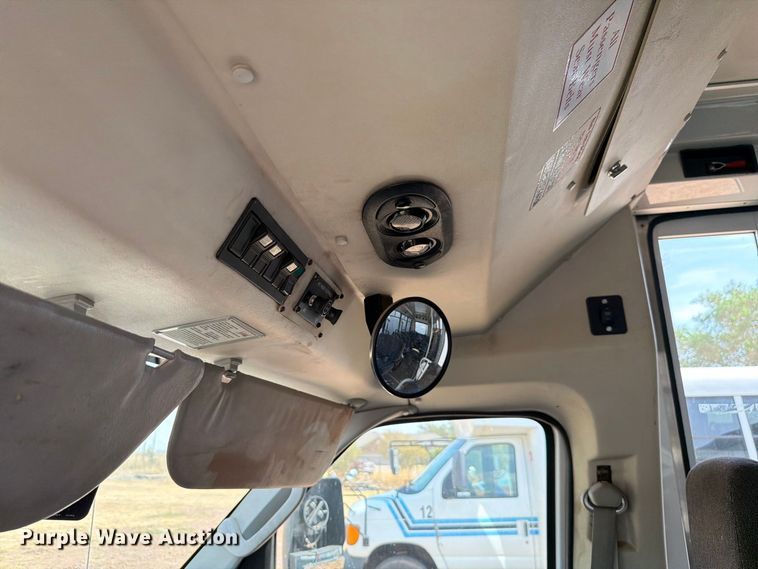 image for item EW8939 2009 Ford E450 shuttle bus