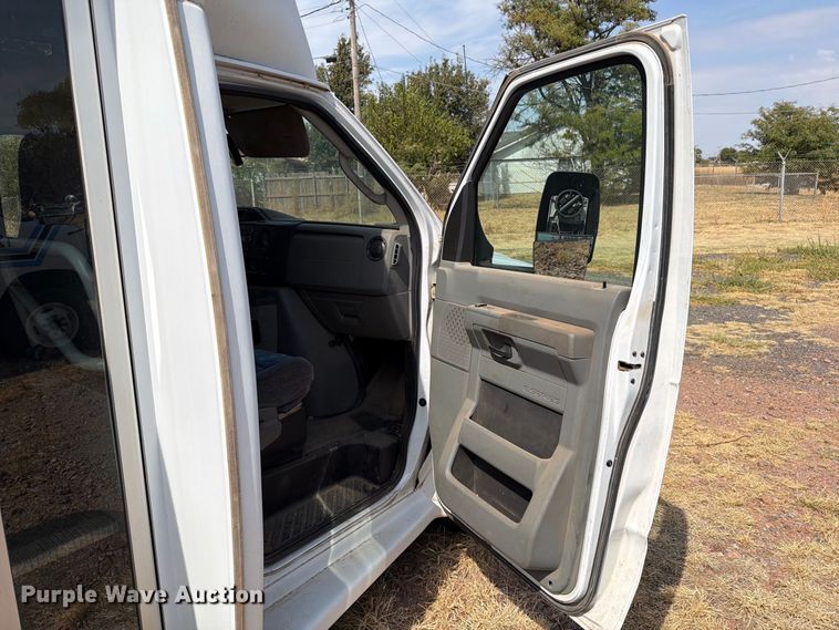 image for item EW8939 2009 Ford E450 shuttle bus