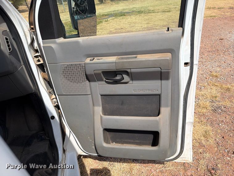 image for item EW8939 2009 Ford E450 shuttle bus