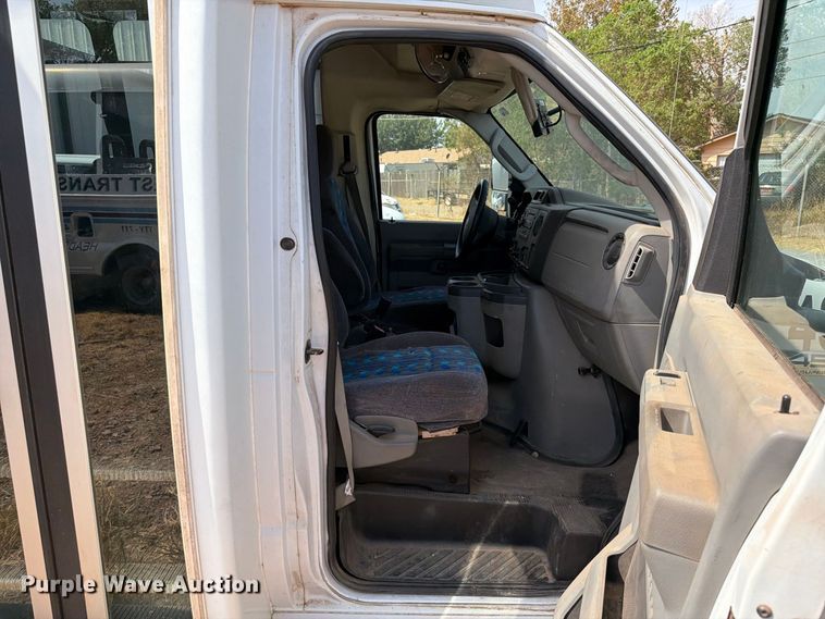 image for item EW8939 2009 Ford E450 shuttle bus