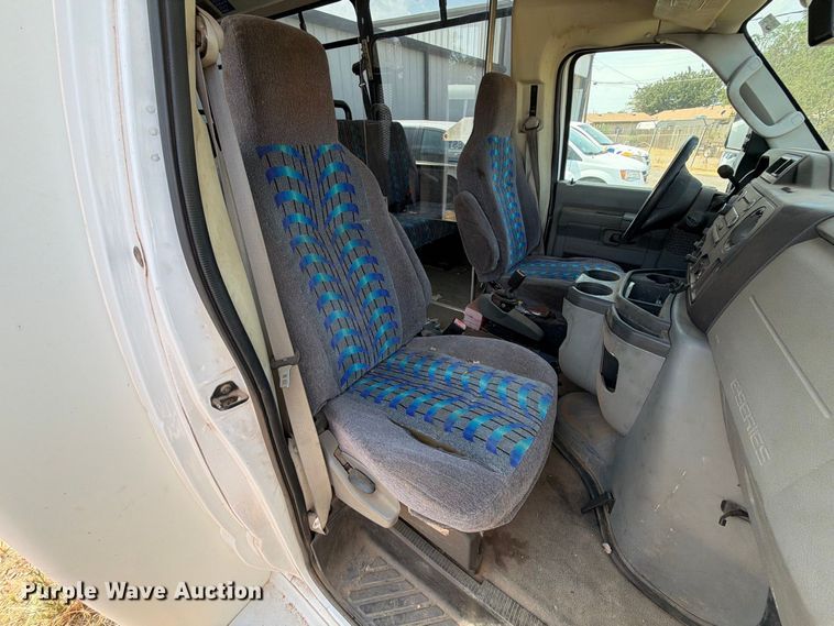 image for item EW8939 2009 Ford E450 shuttle bus