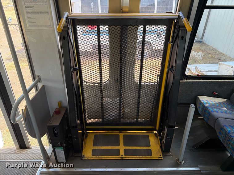image for item EW8939 2009 Ford E450 shuttle bus