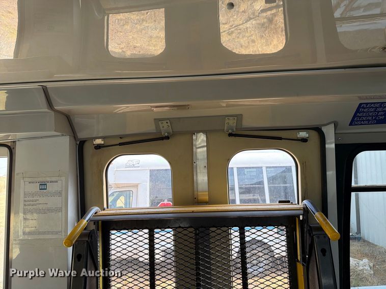 image for item EW8939 2009 Ford E450 shuttle bus