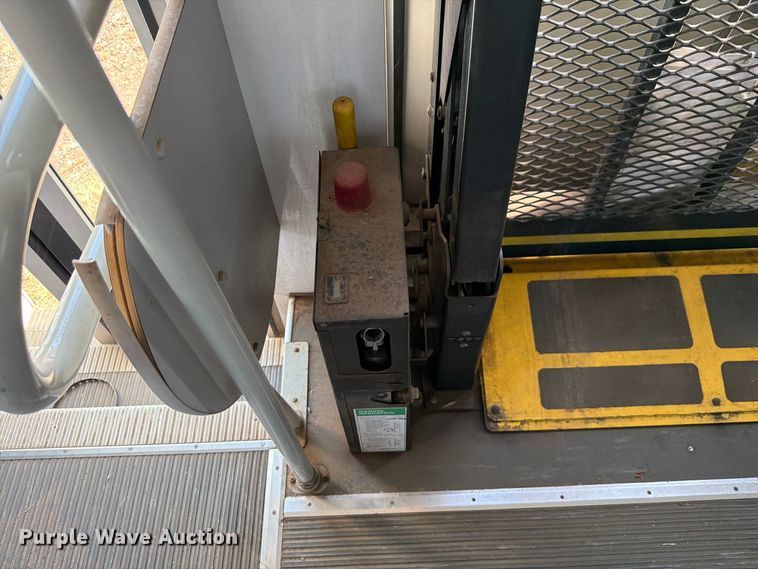 image for item EW8939 2009 Ford E450 shuttle bus