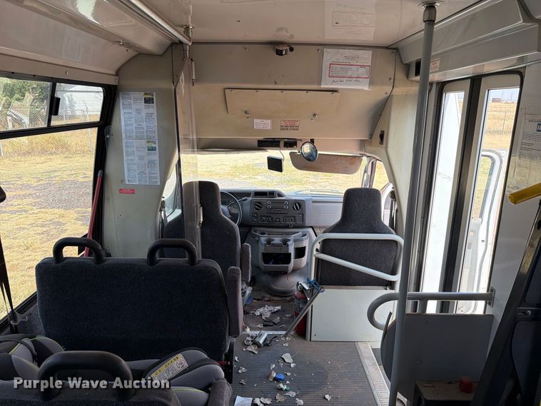 image for item EW8939 2009 Ford E450 shuttle bus