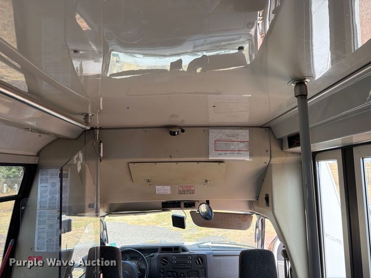 image for item EW8939 2009 Ford E450 shuttle bus