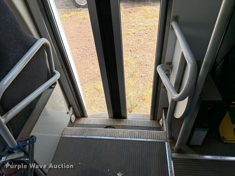 image for item EW8939 2009 Ford E450 shuttle bus