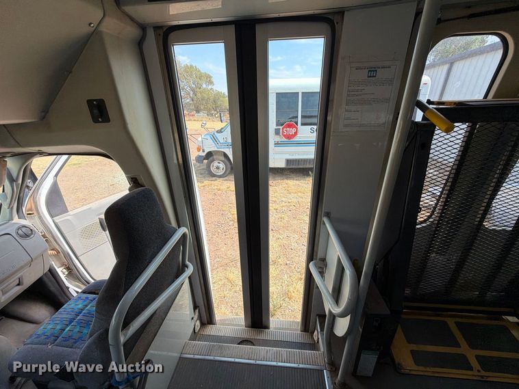 image for item EW8939 2009 Ford E450 shuttle bus
