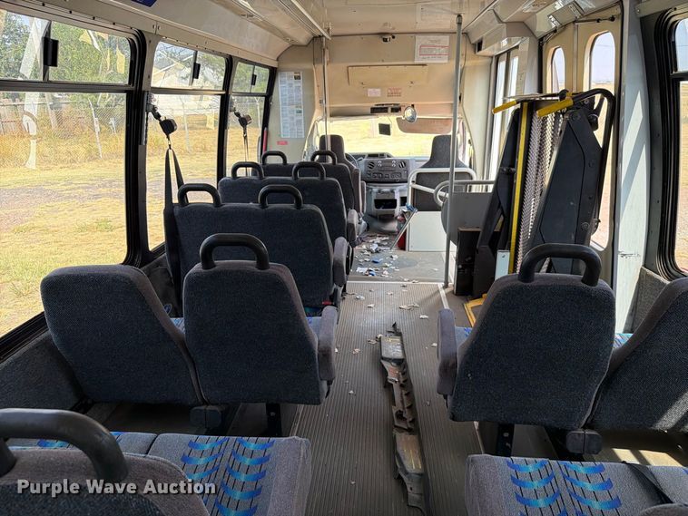 image for item EW8939 2009 Ford E450 shuttle bus