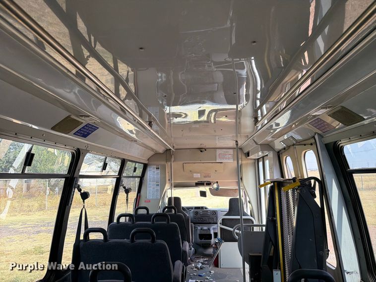 image for item EW8939 2009 Ford E450 shuttle bus