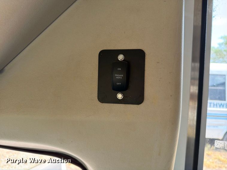 image for item EW8939 2009 Ford E450 shuttle bus