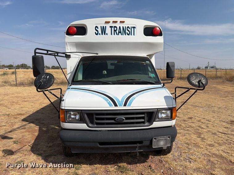 image for item EW8940 2003 Ford E450 Super Duty shuttle bus