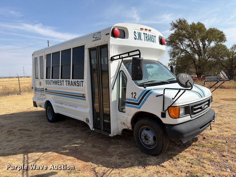 image for item EW8940 2003 Ford E450 Super Duty shuttle bus