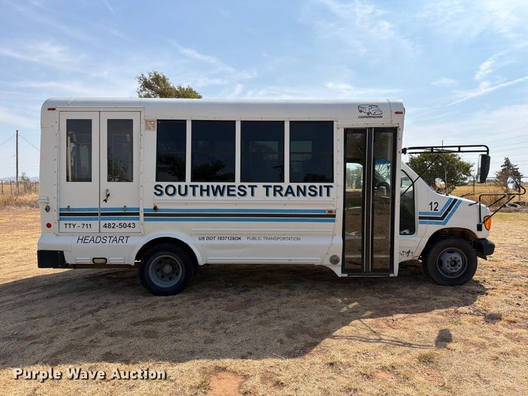 image for item EW8940 2003 Ford E450 Super Duty shuttle bus