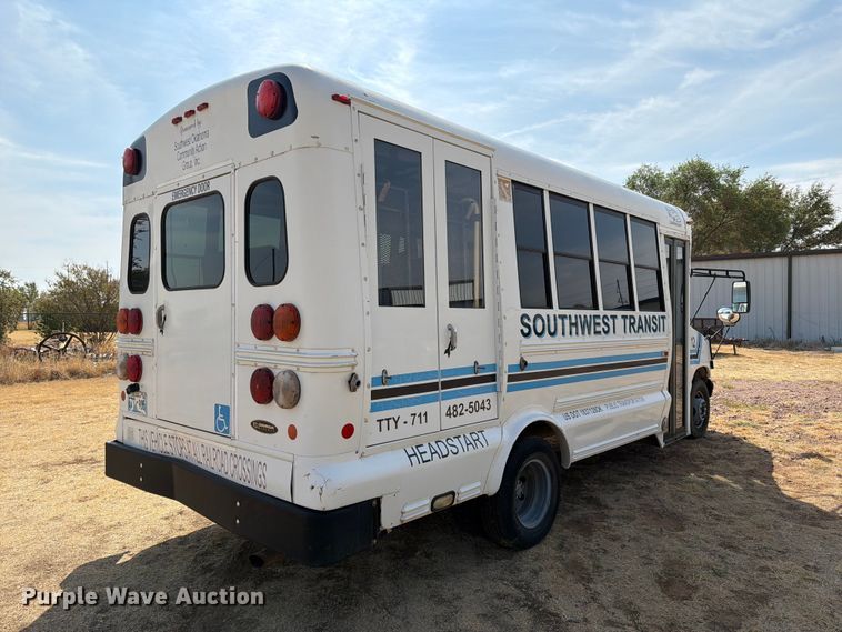 image for item EW8940 2003 Ford E450 Super Duty shuttle bus