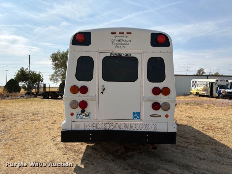 image for item EW8940 2003 Ford E450 Super Duty shuttle bus