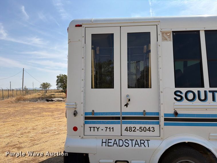 image for item EW8940 2003 Ford E450 Super Duty shuttle bus
