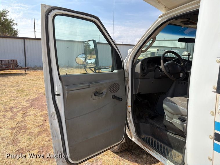 image for item EW8940 2003 Ford E450 Super Duty shuttle bus