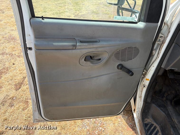 image for item EW8940 2003 Ford E450 Super Duty shuttle bus