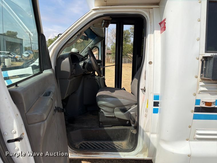 image for item EW8940 2003 Ford E450 Super Duty shuttle bus