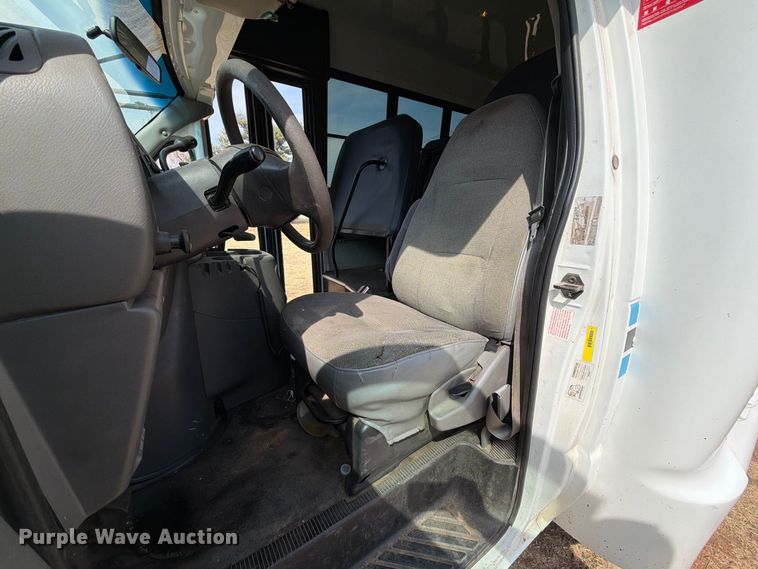 image for item EW8940 2003 Ford E450 Super Duty shuttle bus