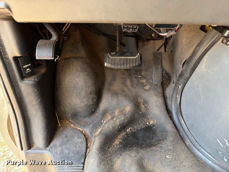 image for item EW8940 2003 Ford E450 Super Duty shuttle bus