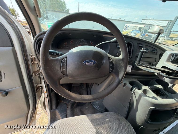 image for item EW8940 2003 Ford E450 Super Duty shuttle bus
