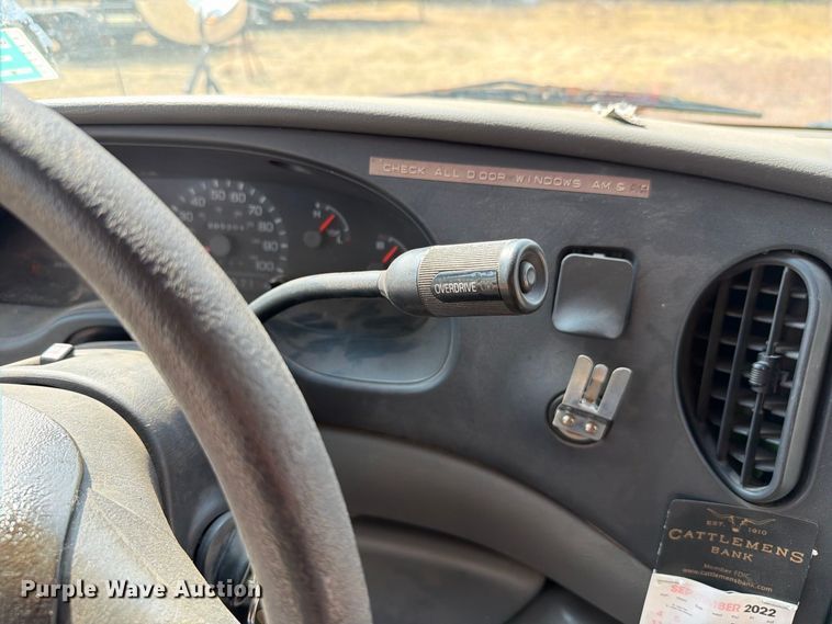 image for item EW8940 2003 Ford E450 Super Duty shuttle bus