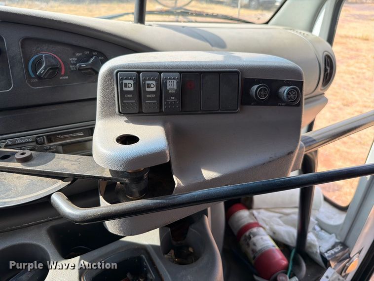 image for item EW8940 2003 Ford E450 Super Duty shuttle bus