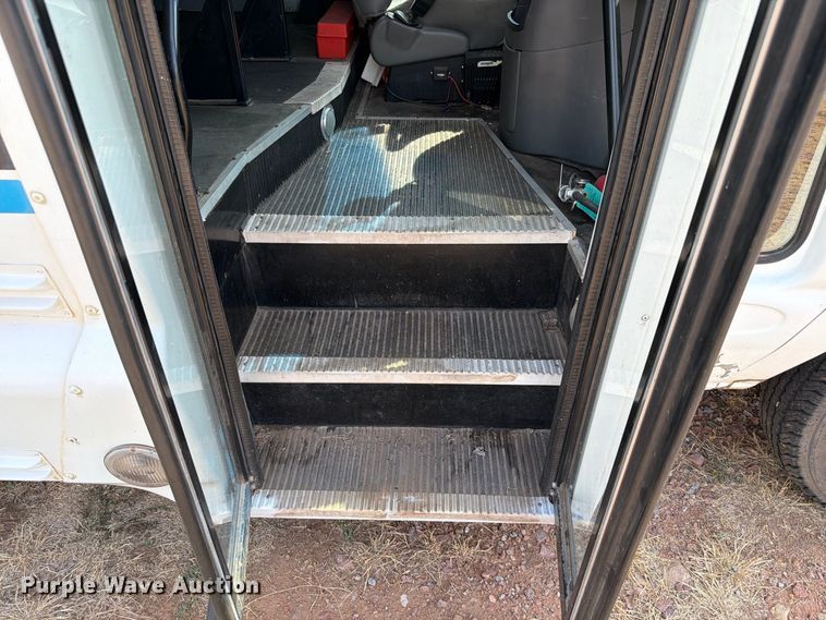 image for item EW8940 2003 Ford E450 Super Duty shuttle bus